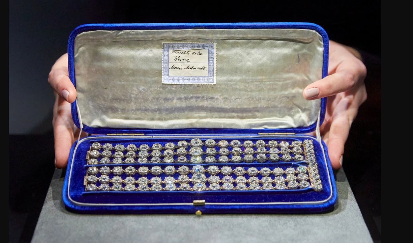 Fransa'nın sansasyonel Kraliçesinin bilezikleri 80 milyon liraya satıldı